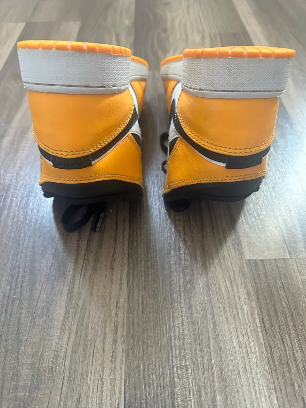 Nike Jordan 1 mid taxi yellow black size 4